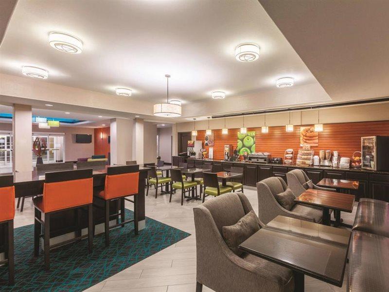 Отель La Quinta By Wyndham Houston Iah Bush Intl Airport E Хамбл Экстерьер фото