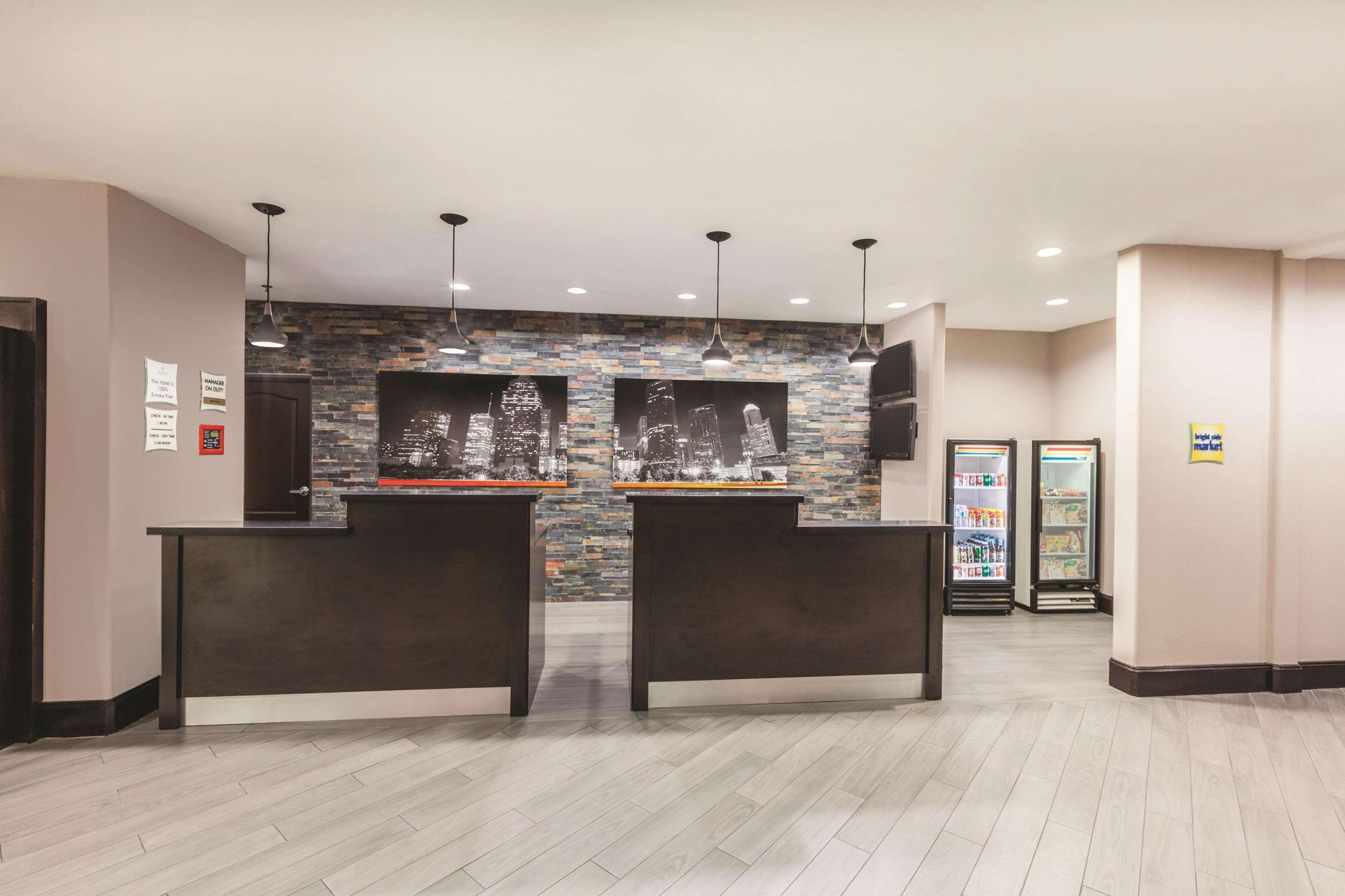 Отель La Quinta By Wyndham Houston Iah Bush Intl Airport E Хамбл Экстерьер фото