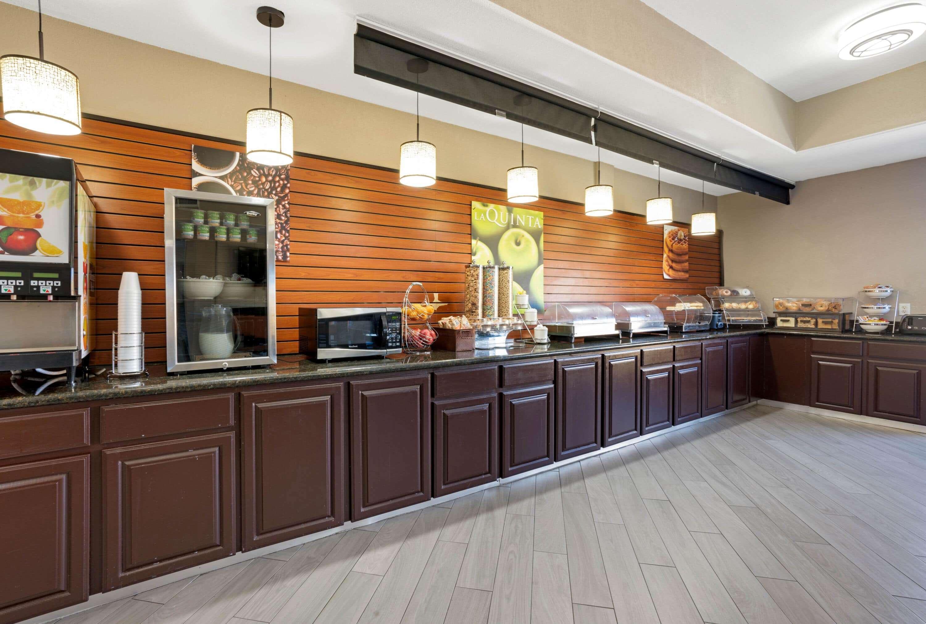 Отель La Quinta By Wyndham Houston Iah Bush Intl Airport E Хамбл Экстерьер фото