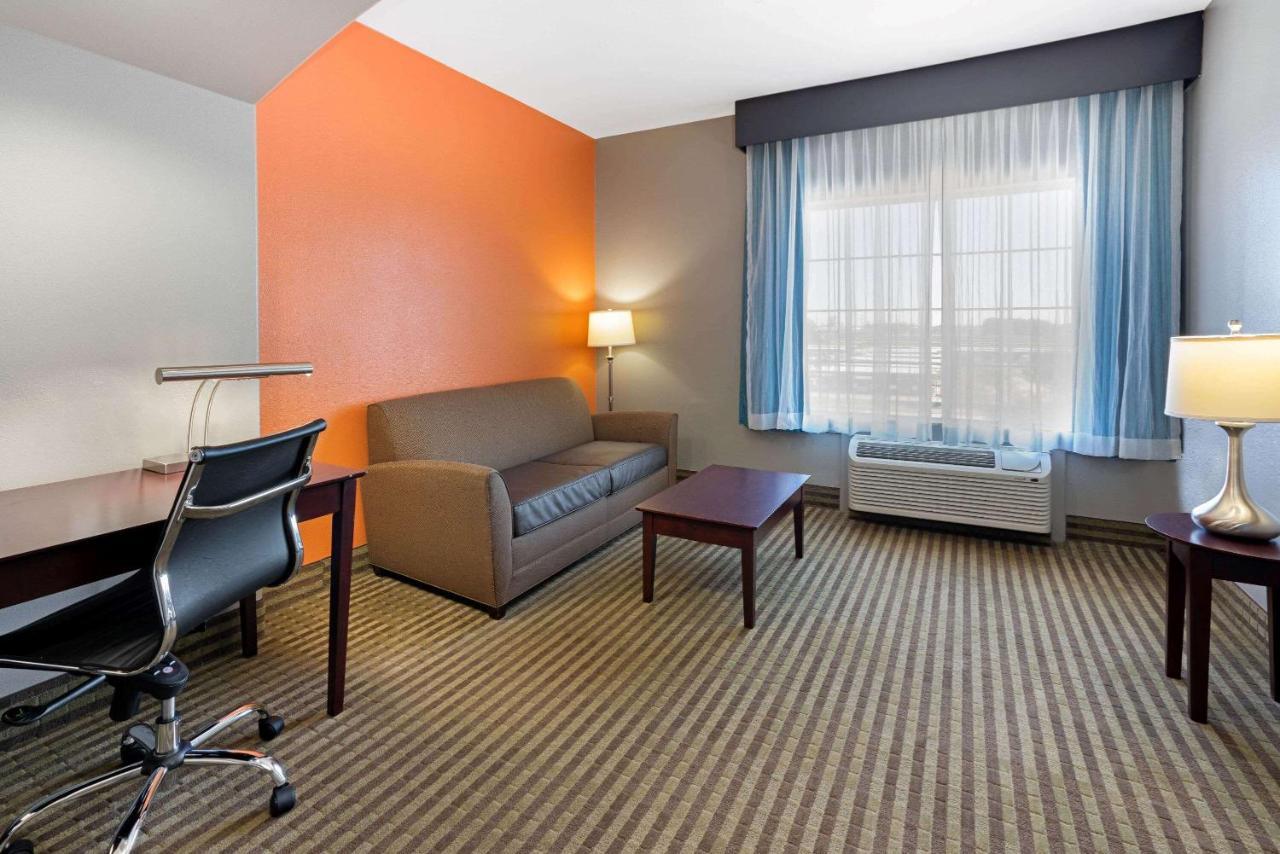 Отель La Quinta By Wyndham Houston Iah Bush Intl Airport E Хамбл Экстерьер фото